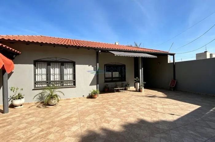 **Casa com 4 Quartos e Edícula 307 m² de Terreno**