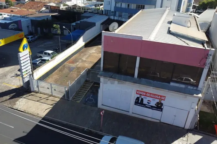 Prédio Comercial para Locação na Av. 36 com 542m², Ar Central e 11 Vagas - Araraquara/SP