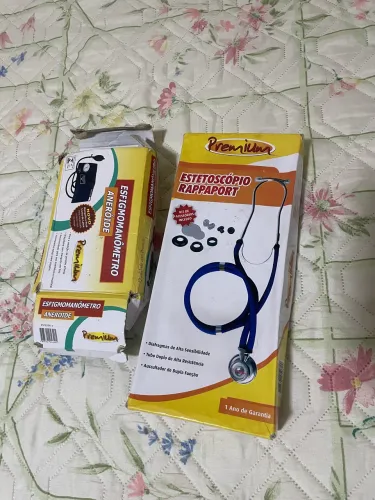 Estetoscopio e esfigmomanômetro