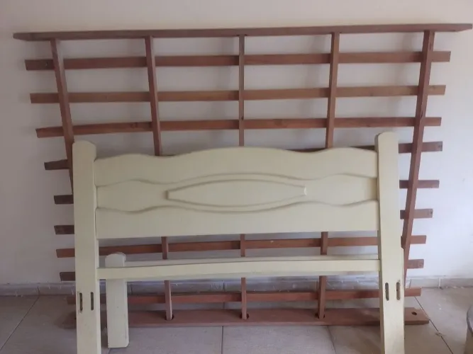 Vendo Cama de madeira e Colchão de Casal usado