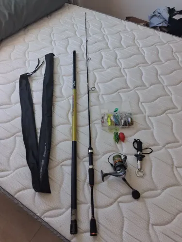 Vara com molinete. Kit pesca completo