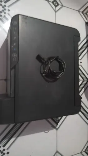 Impressora funcionando, precisando de reparo porque estar imprimindo com falhas.
