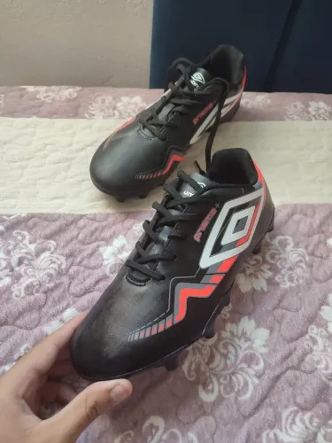 Chuteira Umbro Prisma de campo tamanho 38