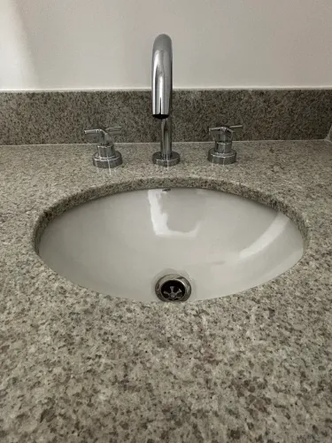 Bancada de banheiro em granito claro