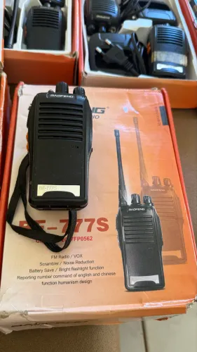 Rádio bao feng modelo 777s usado