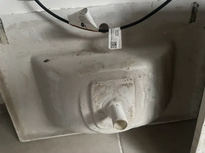 Estou vendendo uma pia e pedra de balcão , tanque de lava roupa e pia de banheiro 