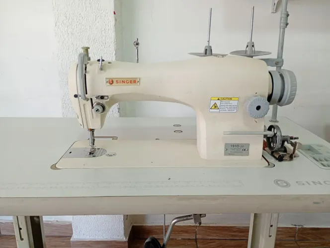 Máquina reta industrial singer