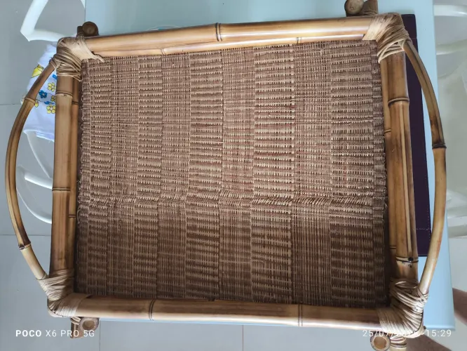 Bandeja de palha e vime