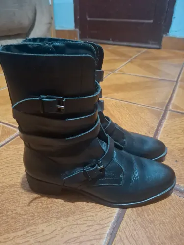 Bota feminina preta cano médio 36