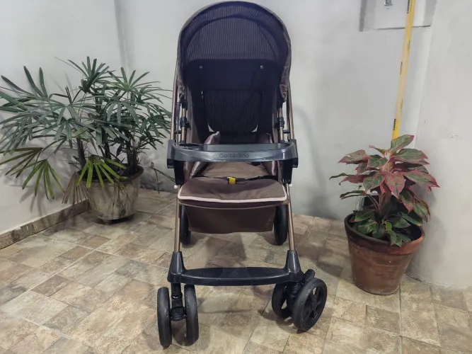 Carrinho de bebê Galzerano (Estado de novo).