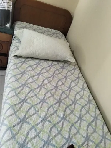 Cama de madeira solteiro com colchão