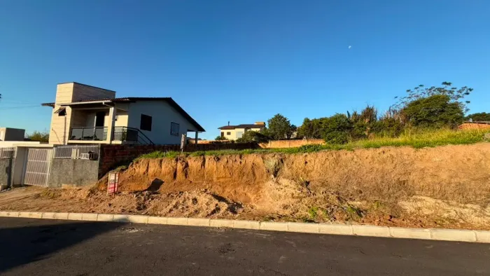 Terreno no desejado bairro Raichaski parcelado no boleto - Alto do nivel da estrada e com
