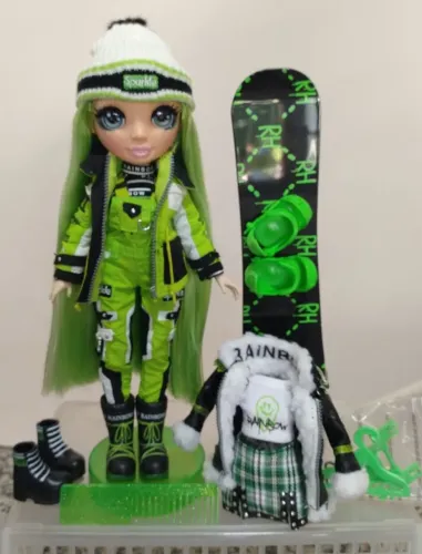 Boneca Rainbow High Jade. Leia descrição.
