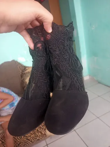 Vende-se bota de renda