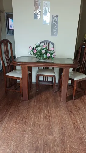 Mesa tampo de vidro com 4 cadeiras estofadas