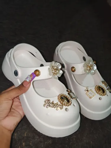 Babuche com acessórios
