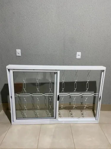 Janela de Alumínio Branca 1,50x1,00 com Grade e Vidro - Semi Nova