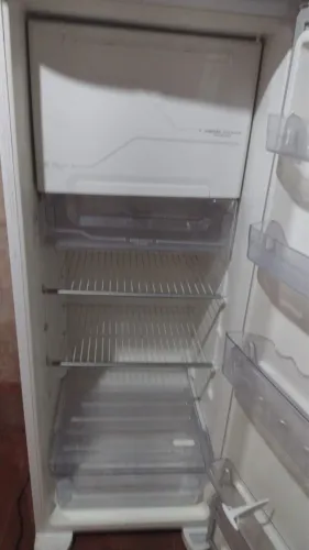 Geladeira muito boa pra usa no dia a dia