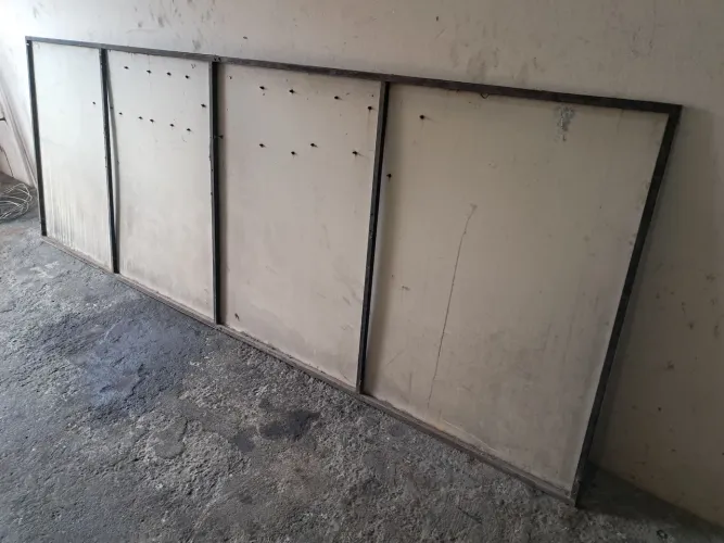 Placa de aço com moldura em metalon