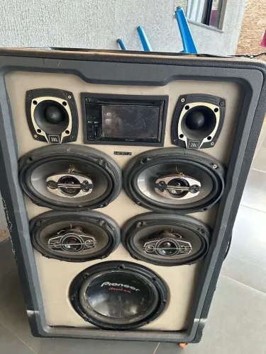 Caixa de som automotivo