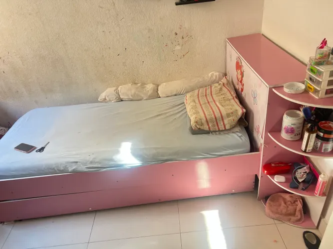 Bicama Infantil Moranguinho com Prateleira Integrada - Ótimo Estado!