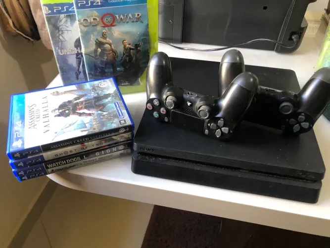 V/T PS4 SLIM 1TB 2 CONTROL E VÁRIOS JOGOS