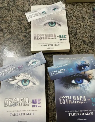 Coleção de livros estilhaça-me 