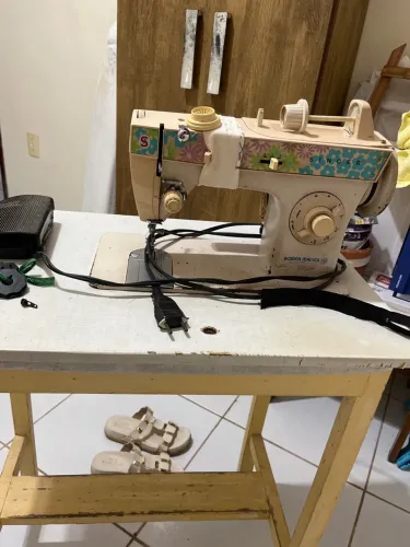 Vendo máquina de costura usada por motivo de viagem