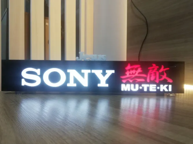 Luminoso da SONY MUTEKI