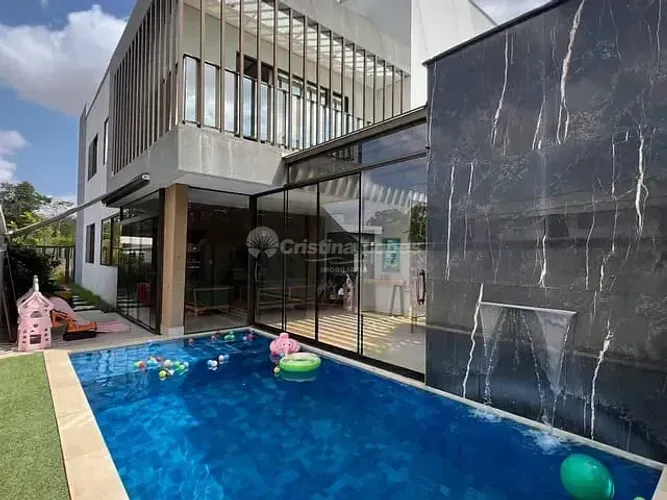 Luxuosa Casa de 4 Suítes com Elevador e Área de Lazer Completa no Condomínio Alphaville.