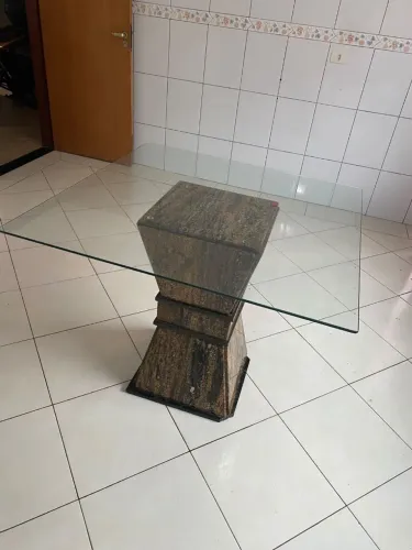 Mesa de 4 lugares c/ Tampo de vidro no tamanho de 1.0 x1.0 