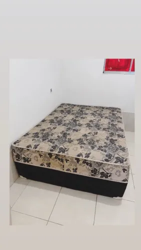 Vendo cama box, os pés vai junto 
