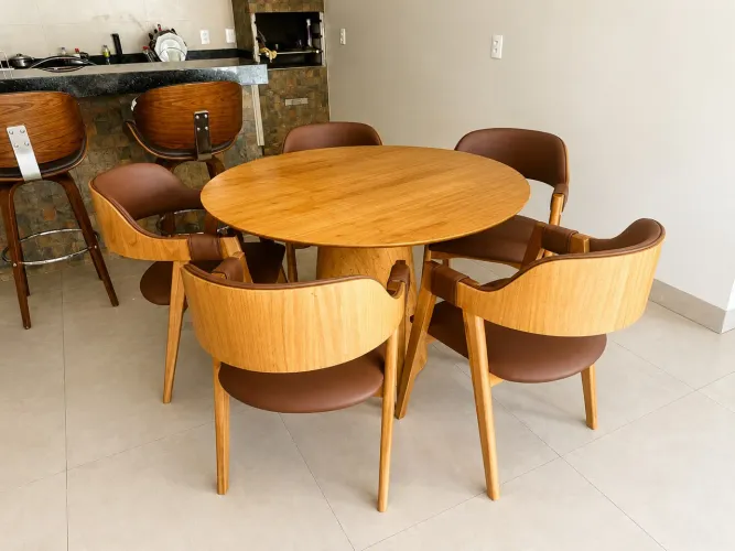 CONJUNTO MESA DE JANTAR REDONDA BASE CONE COM 5 CADEIRAS POLTRONAS - MEDIDAS 135x135