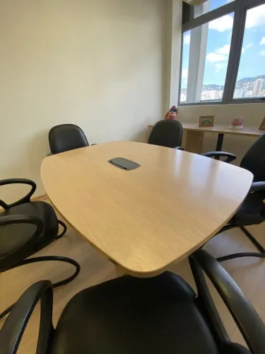 Mesa de Reunião Diretor Claro + Kit 5 Cadeiras Fixas Pretas