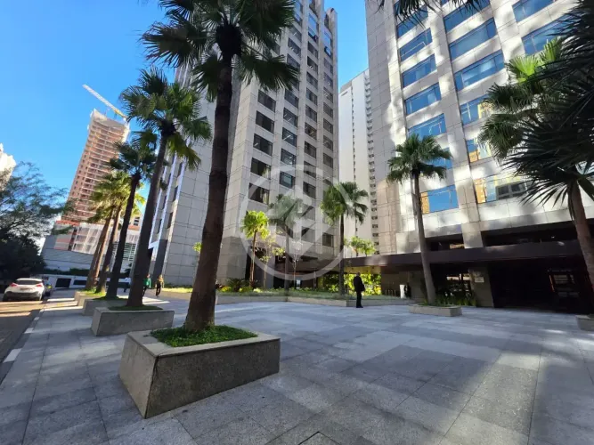 Sala Corporativa de Altíssimo Padrão em Moema - 381m², Meio Andar e 14 Vagas Em frente ao