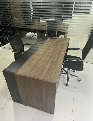 VENDO MESA DE ESCRITÓRIO COM GAVETAS E TOMADAS