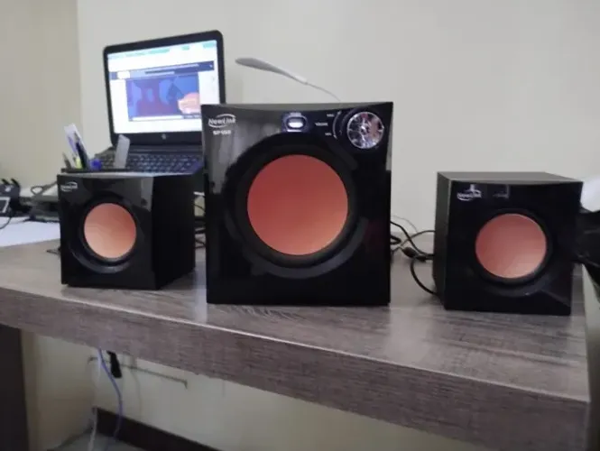 Vendo sistema de som multimídia 2.1 NewLink Style SP102 em ótimo estado de conservação e f