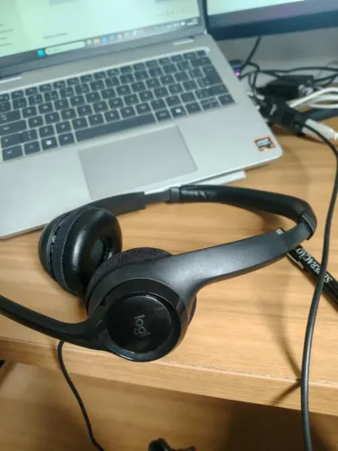 Headset com fio USB Logitech H390 com Almofadas Confortáveis, Controles de Áudio Integrado