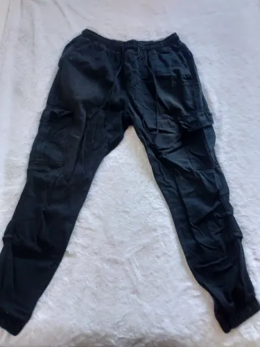 Calça joger preta com elastico, 6 bolsos, skatista, larga