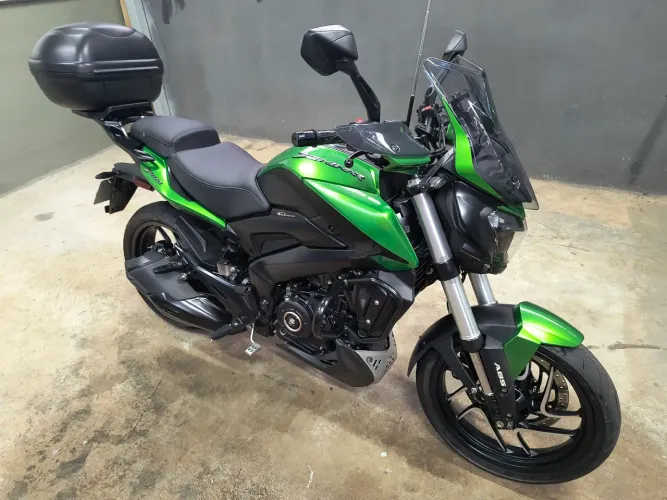 Bajaj Dominar 400D, 2024/25 com acessórios.