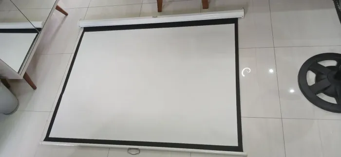 Tela de projeção retrátil manual com estojo branco