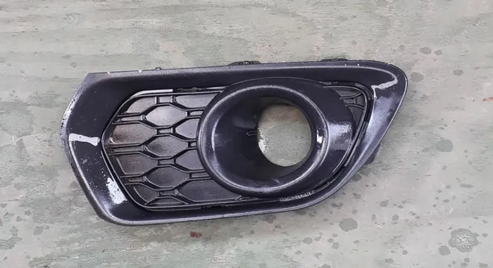 Moldura farol de milha sandero 15 lado direito 