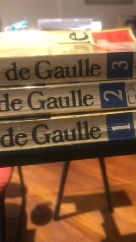 3 volumes do livro General de Gaulle
