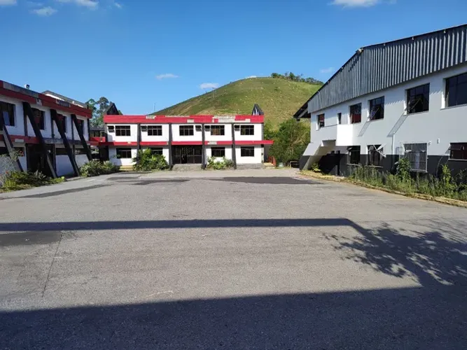Terreno 20000m2 planos,3000m2 Galpão,sendo 1500m2 de escritório,piso suporta carretas,