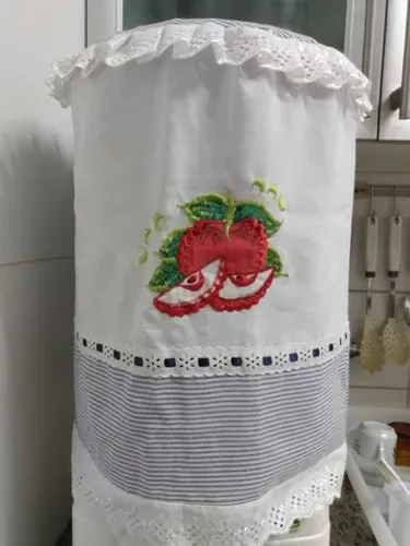 Capa para garrafão de água mineral De 20 litros Temos duas unidades Valor para liquidar. P