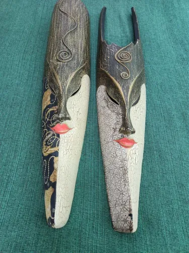 02 mascaras Bali indonésia  em madeira  maciça 