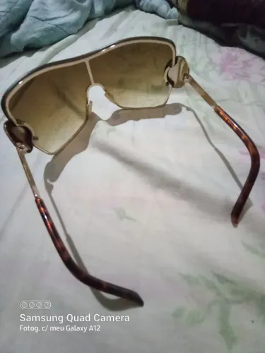 Óculos de sol feminino usado