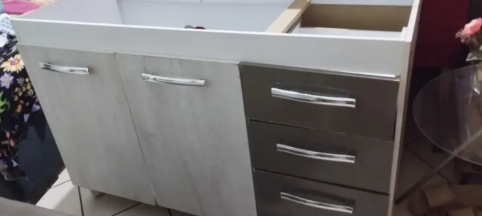 Armário de cozinha com 2 portas e 3 gavetas