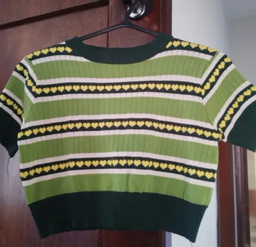 Camiseta cropped de tricot com detalhes e estampa coração Tam. G