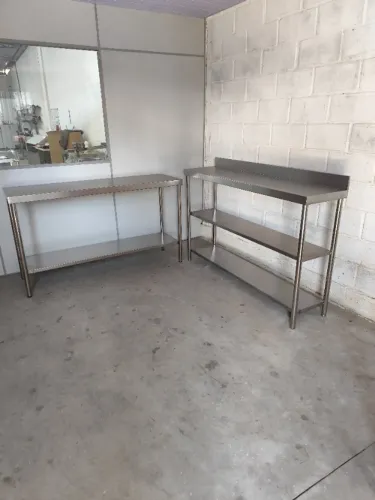 Bancada de Inox 1,10m com Design Moderno e Prateleira Gradeada